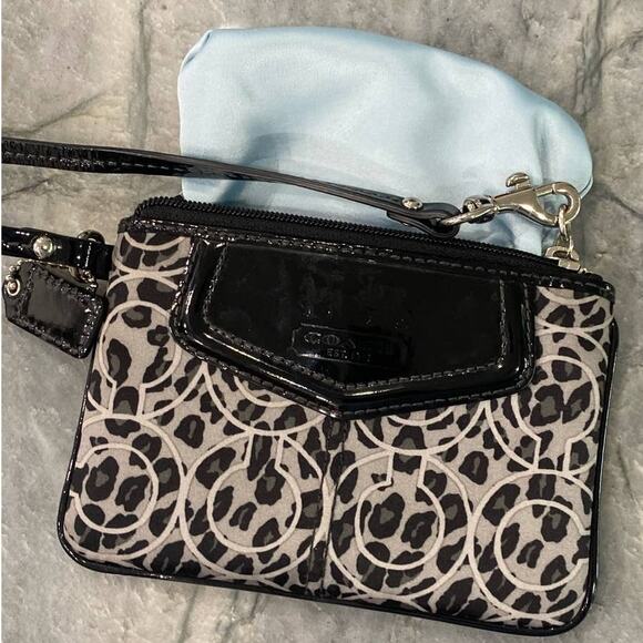 Coach signature canvas wristlet with patent leather - Picture 11 of 13